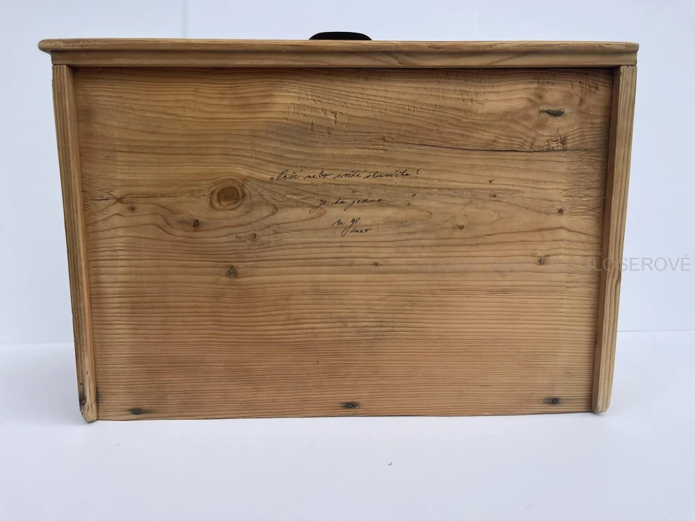 Šuplík poličkou "Bude svítit nebo pršet?"