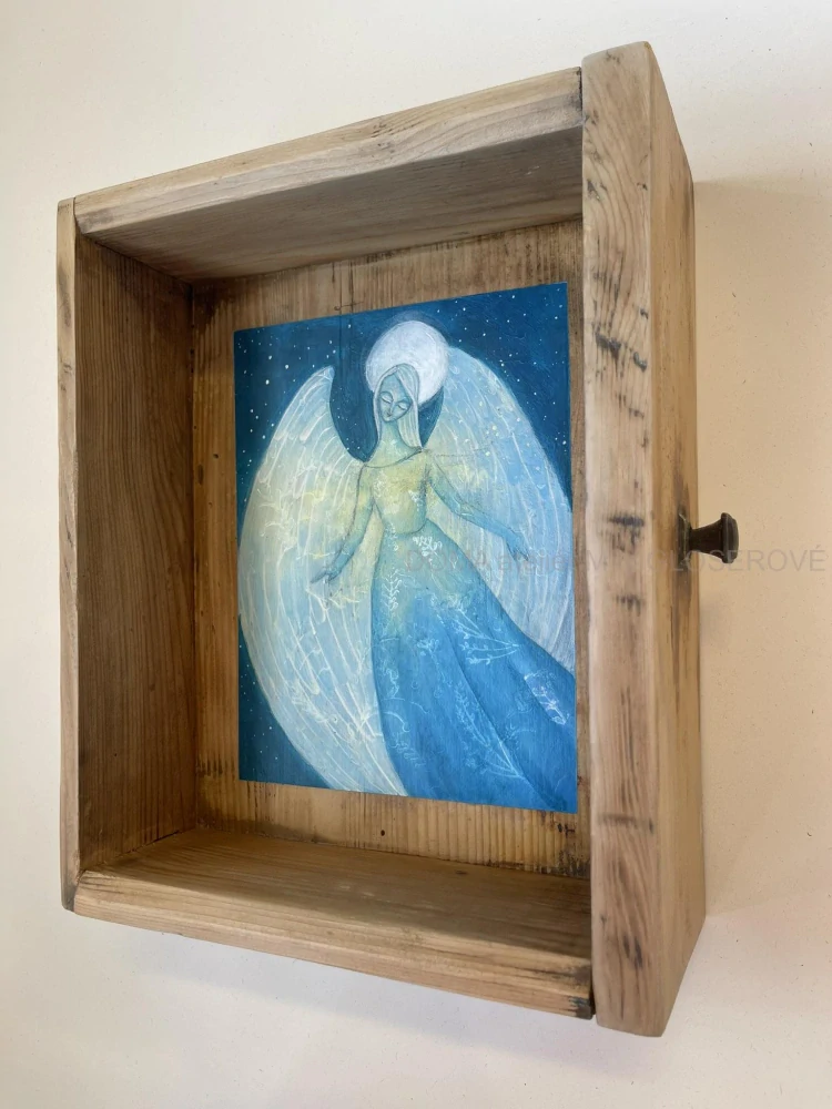 Šuplíček poličkou "Půlnoční"