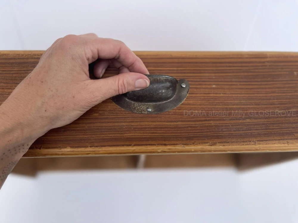 Šuplík poličkou "Bude svítit nebo pršet?"