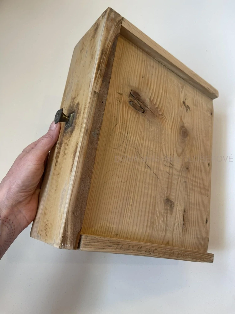 Šuplíček poličkou "Půlnoční"